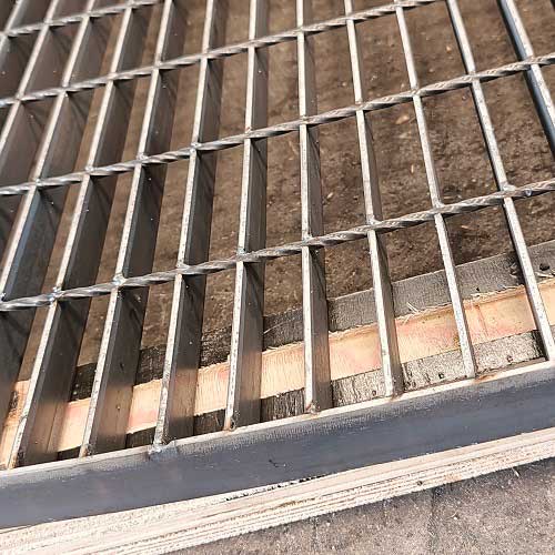 匠心獨運：人工焊接異形鋼格柵鋼格板展現無限可能