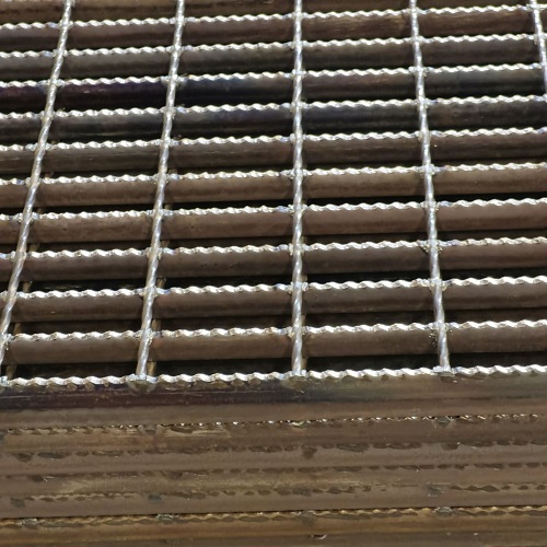 光伏電站檢修通道鋼格板鋼格柵使用壽命的關鍵因素