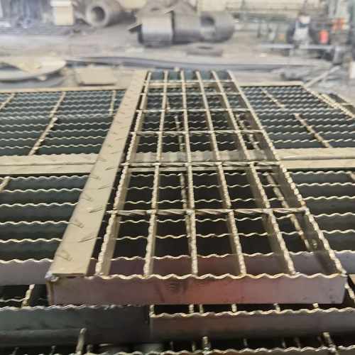 化工廠樓梯踏步鋼格柵鋼格板功能與優勢