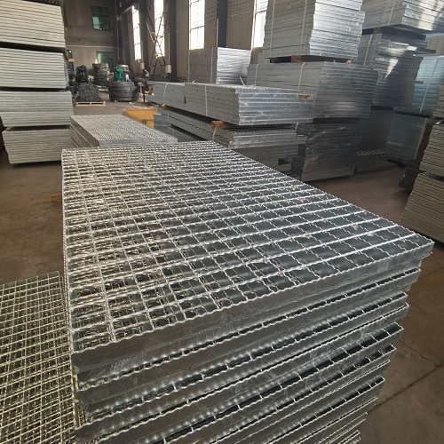 高空作業平臺專用鋼格板：安全承重設計全解析！