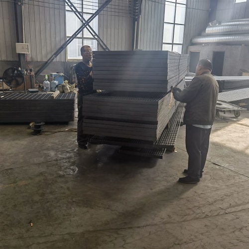 市政工程鋼格板選型：玻璃鋼格柵VS金屬格柵對(duì)比！